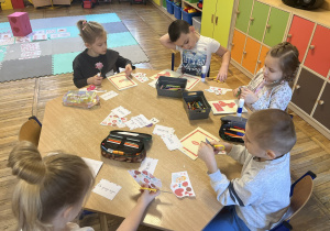 Dzieci wykonują kartki walentynkowe.