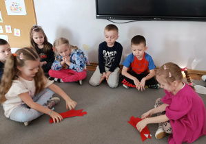 Ulubione koleżanki składają serduszko z puzzli.