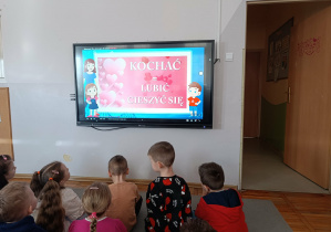 Dzieci z grupy „Misie” odkrywają znaczenie słowa „miłość”.