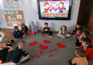 Dzieci z grupy „Misie” podczas zabawy z serduszkami.