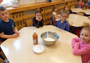 Na zdjęciu widzimy dzieci z grupy „Odkrywcy” oraz produkty potrzebne do wykonania masy solnej.