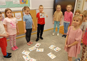 Dzieci z grupy Odkrywcy podczas losowania zadań gimnastycznych.