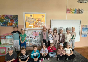 Smerfy pozują do zdjęcia w kocich opaskach na głowie.