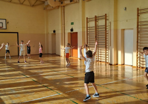 Dzieci skaczą jak pajacyki.