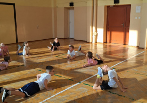 Dzieci wykonują ćwiczenie.