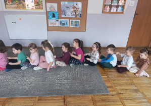 Matematyczny masażyk – dzieci siedzą jeden za drugim i rysują na plecach kolegi lub koleżanki