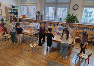 Dzieci malują znane cyfry na folii