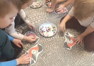 Dzieci karmią ptaszki – dostają tyle ziarenek, jaką cyfrę mają na brzuszku