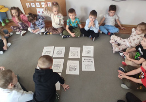 Dzieci z grupy Misie podczas aktywnego omawiania zasad bezpiecznego korzystania z Internetu.