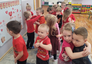 Słoneczka podczas zabawy ruchowo-naśladowczej.