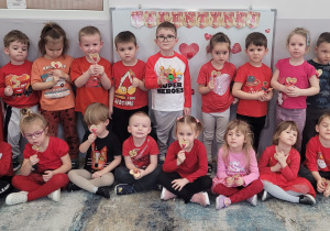 Słoneczka pozują do wspólnej fotografii z drobnymi upominkami walentynkowymi.