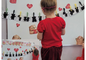 Dziewczynka szukająca właściwego cienia misia.