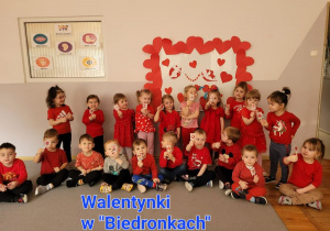Zdjęcie grupowe dzieci z grupy Biedronki z walentynkowymi słodkościami