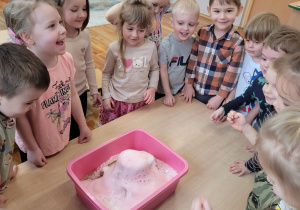 Słoneczka obserwują jak wybucha wulkan.