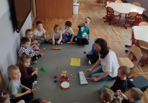 Dzieci z instrumentami perkusyjnymi