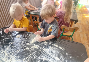 Dziewczynka i zabawa z piaskiem kinetycznym.