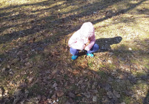 Dzieci poszukują oznak wiosny