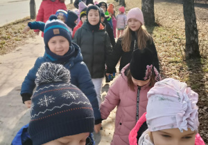 Dzieci poszukują oznak wiosny