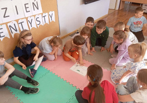 Dzieci z grupy Odkrywcy podczas zajęć związanych z higieną jamy ustnej.