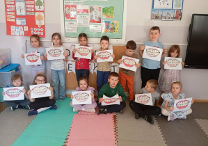 Dzieci z grupy Odkrywcy pozują z pracą plastyczną wykonaną z okazji Dnia Dentysty.