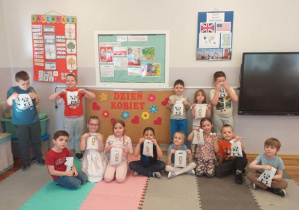 Dzieci z grupy Odkrywcy pozują do zdjęcia ze swoimi prezentami.