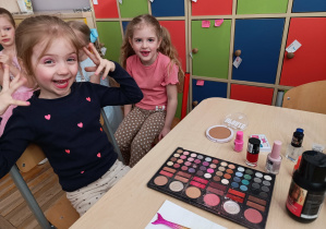 Dziewczynki dumnie prezentują makijaż wykonany przez kolegów z grupy „Misie”.