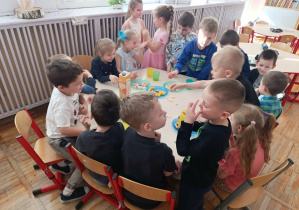 Dzieci z grupy „Misie” podczas wspólnego poczęstunku z okazji Dnia Kobiet.