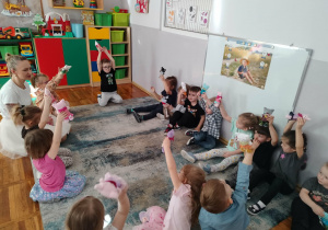 Przedszkolaki prezentują swoje maskotki.