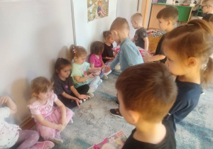 Chłopcy wręczają prezenty dziewczynkom.