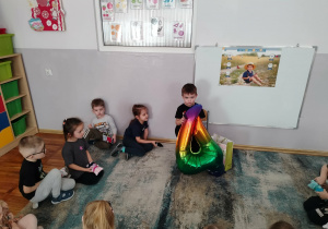 Chłopiec z balonem w kształcie cyfry 4.