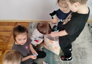 Dzieci częstują się cukierkami.