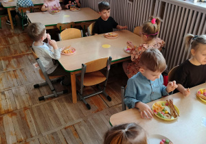 Poczęstunek przy stolikach.