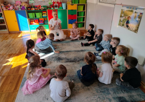 Dzieci słuchają pani.