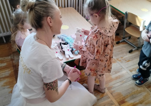 Dziewczynka wybiera kolor kotka.