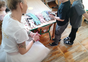 Bliźniaki wybierają swojego kotka.