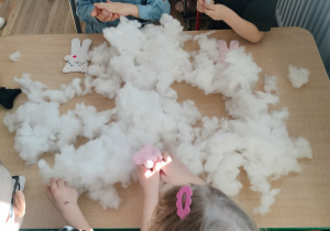 Dzieci wypychają swoją maskotkę.