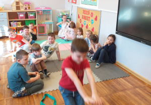 Chłopiec mierzy się z jedną z konkurencji - wykonuje przysiady.