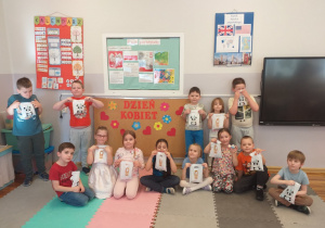 Dzieci pozują do pamiątkowej fotografii z okazji Dnia Kobiet.