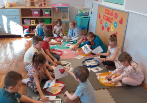 Dzieci podzielone na grupy segregują rekwizyty królewny i rycerza.