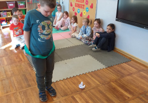 Chłopiec mierzy się z jedną z konkurencji - przechodzi przez szarfę.