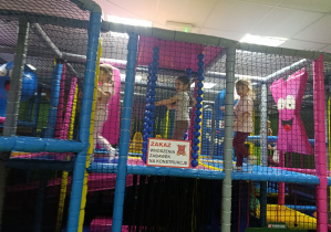 Dzieci korzystają ze sprzętu figloraju.