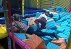 Dzieci bawią się w kostkach z pianki.