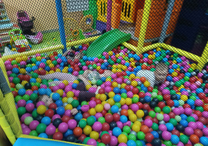 Dzieci bawią się w basenie z kulkami.