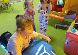 Dziewczynki bawią się na sprzętach w figloraju