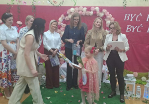 Dziewczynka odbiera nagrody.