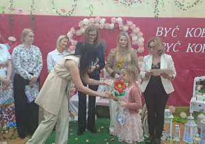 Odbiór nagrody przez dziewczynkę.