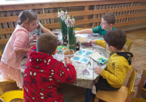 Dzieci z grupy Odkrywcy komponują wygląd własnoręcznie tworzonego mydełka.