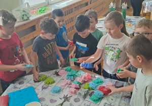 Dzieci z grupy Motylki wybierają foremki silikonowe.