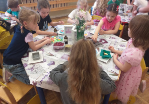 Dzieci komponują własne mydełko z dostępnych materiałów.