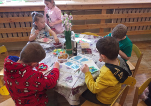 Dzieci komponują mydełko dobierając składniki własnego upodobania.